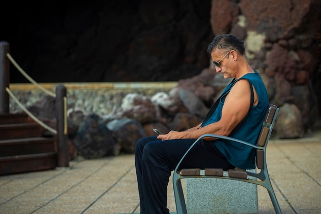 Atleta digitando em um smartphone no parque