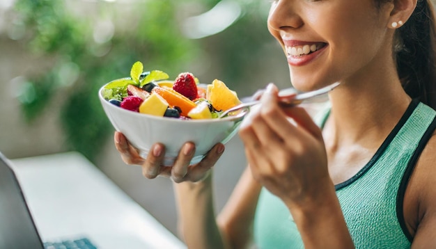 Foto atleta disfruta de una vibrante ensalada de frutas que encarna la salud y el bienestar y la alegría de nutrir a