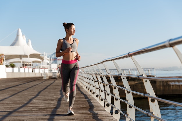 Atleta em forma jovem malhando