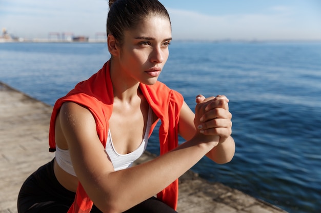 Atleta em forma jovem malhando