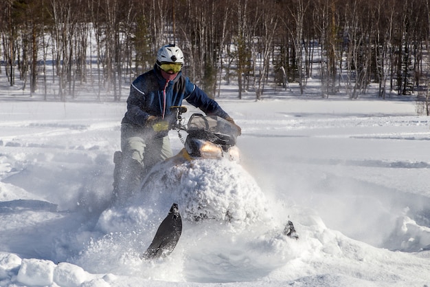 Atleta em um snowmobile.