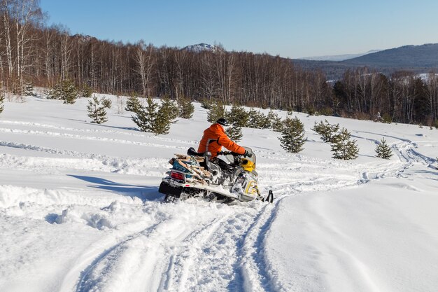 Atleta em um snowmobile.