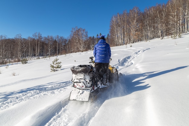 Atleta em um snowmobile.