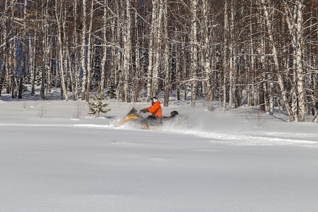 Atleta em um snowmobile.