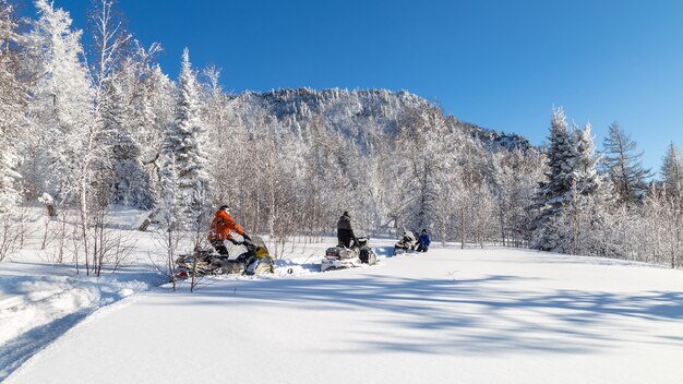 Atleta em um snowmobile.