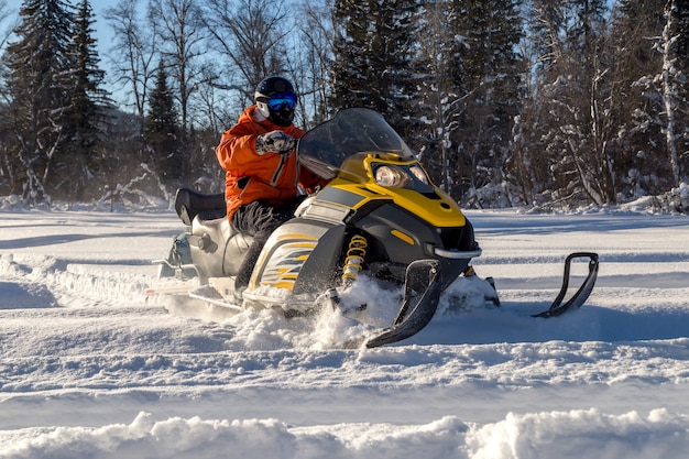 Atleta em um snowmobile