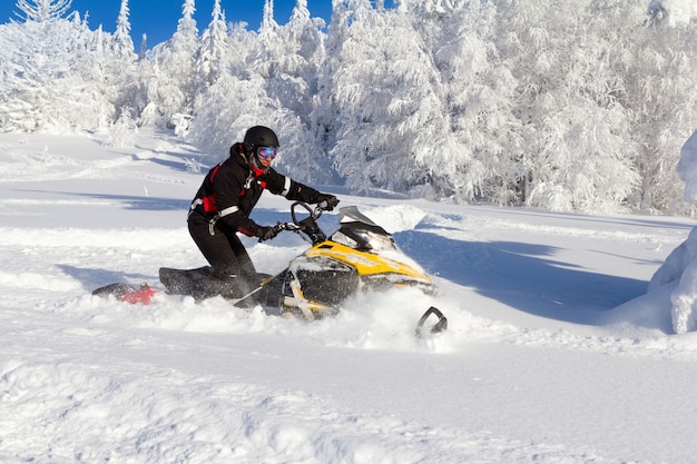 Atleta em um snowmobile