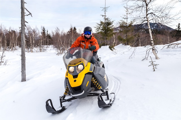 Atleta em um snowmobile.