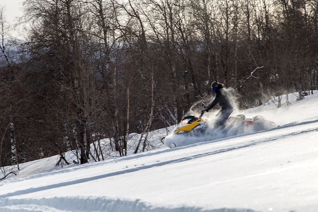 Atleta em um snowmobile.