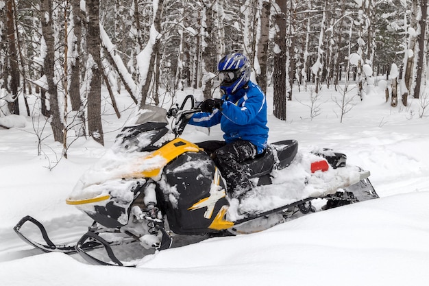 Atleta em uma bicicleta de neve