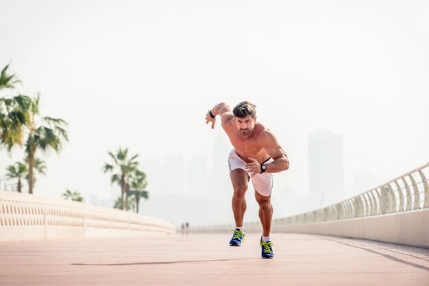 Atleta entrenando al aire libre