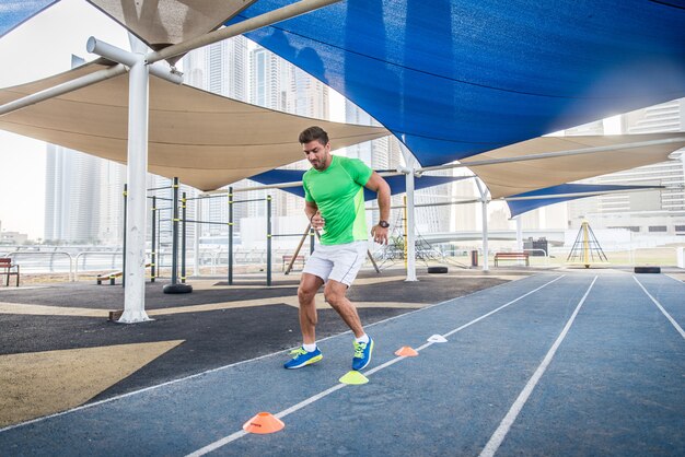 Atleta entrenando al aire libre