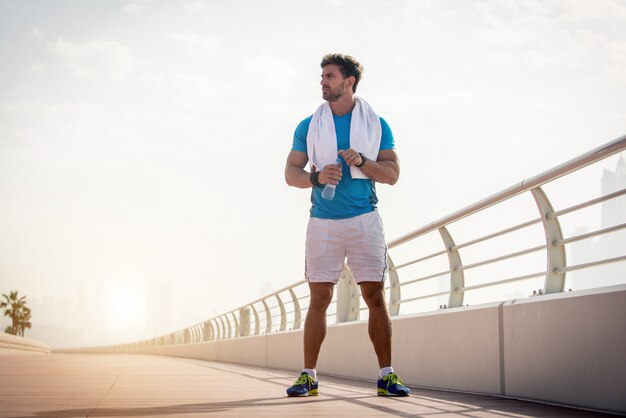 Atleta entrenando al aire libre