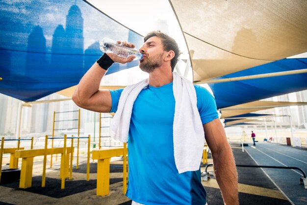 Atleta entrenando al aire libre