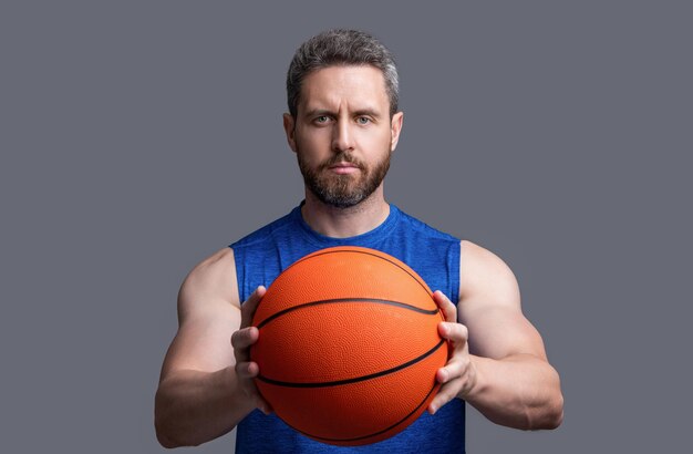 Atleta esportivo homem jogador de basquete isolado em fundo cinza atleta homem jogador de basquete