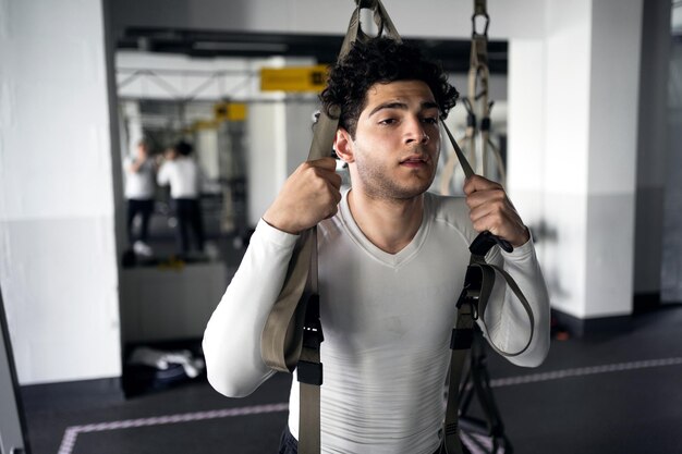 Un atleta de estilo de vida saludable hace los ejercicios cardiovasculares correctos en el gimnasio Concepto de fitness