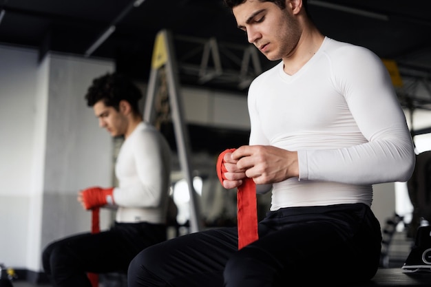 Un atleta de estilo de vida saludable hace los ejercicios cardiovasculares correctos en el gimnasio Concepto de fitness