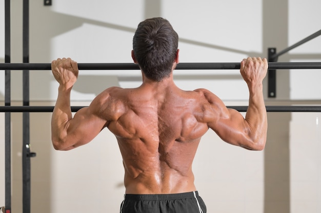 Atleta fazendo flexões na academia homem bonito fazendo treinamento funcional