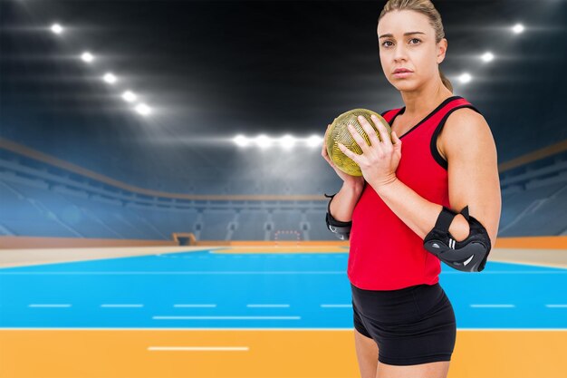 Atleta femenina con codera sosteniendo balonmano