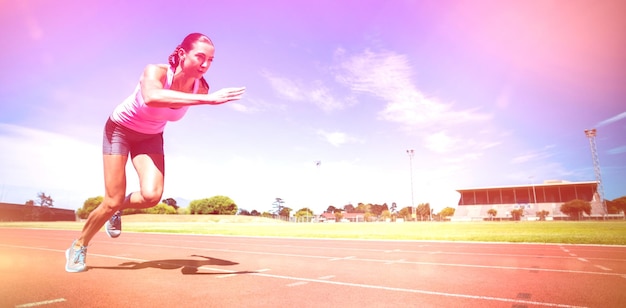 Atleta femenina corriendo en pista de atletismo