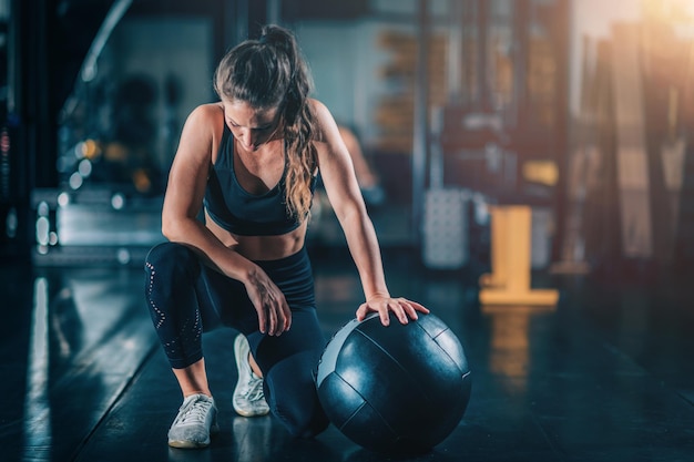 Atleta femenina haciendo ejercicio con una pelota de pared