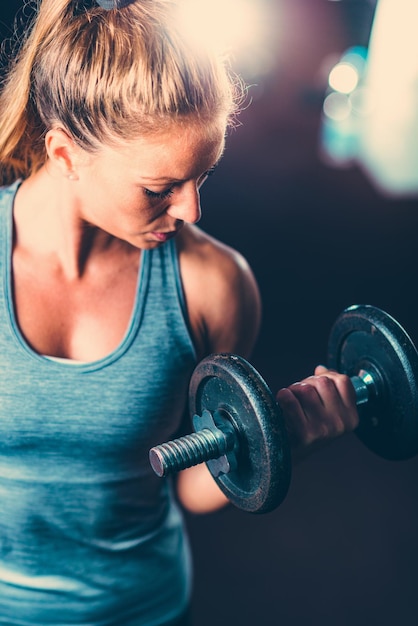 Atleta femenina haciendo ejercicio con pesas