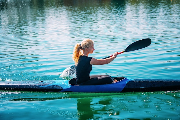 Atleta femenina en kayak