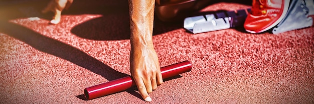 Atleta femenina lista para comenzar la carrera de relevos