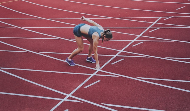 Atleta femenina en posición lista para correr