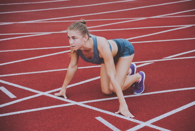 Atleta femenina en posición lista para correr