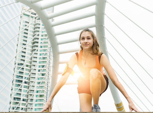 La atleta femenina se prepara para correr.