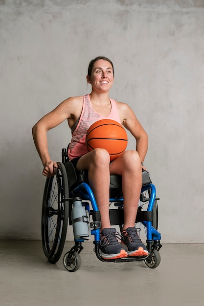 Atleta femenina en silla de ruedas con una pelota de baloncesto
