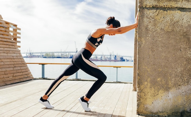 Atleta feminina apoiada na parede