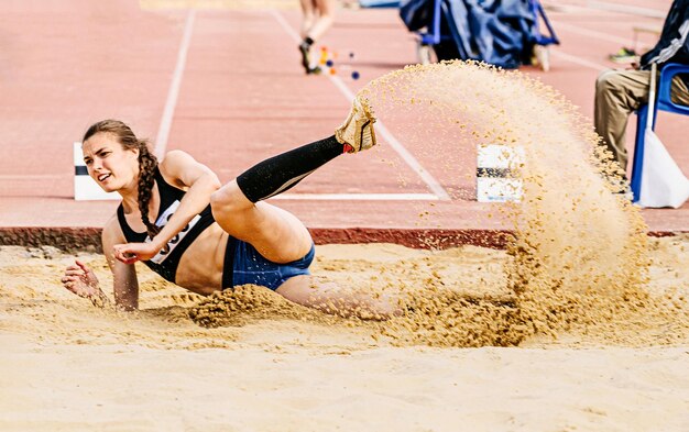 Foto atleta feminina caindo na sujeira