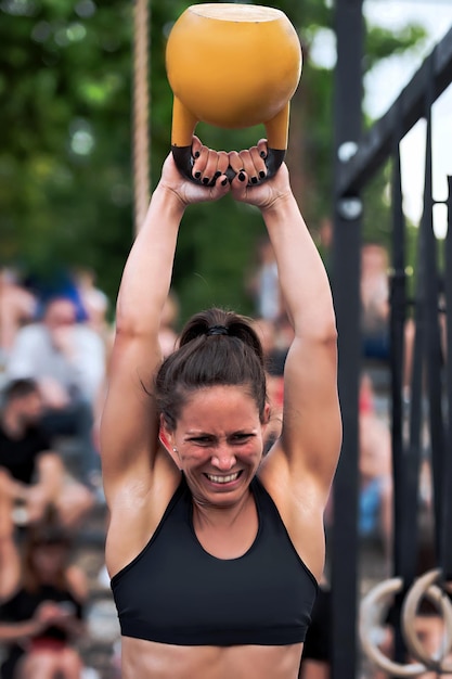 Atleta feminina cross training fitnes com kettlebell