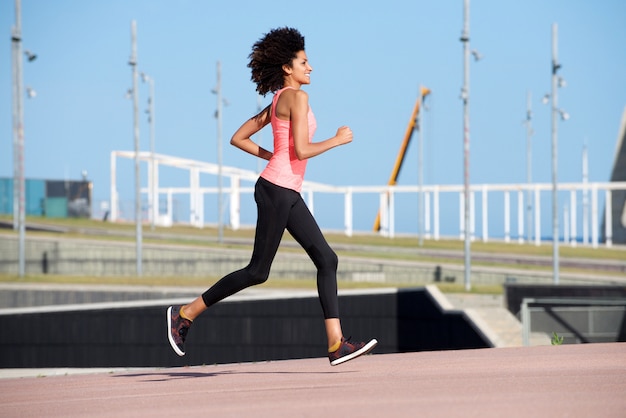 Atleta feminina de comprimento total fora para a rotina de exercícios