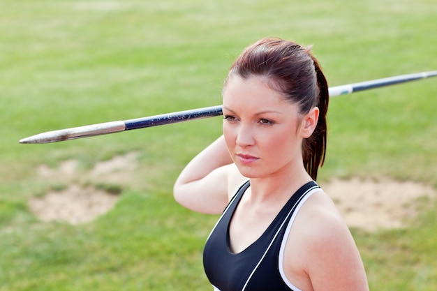 Atleta feminina determinada pronta para jogar dardo