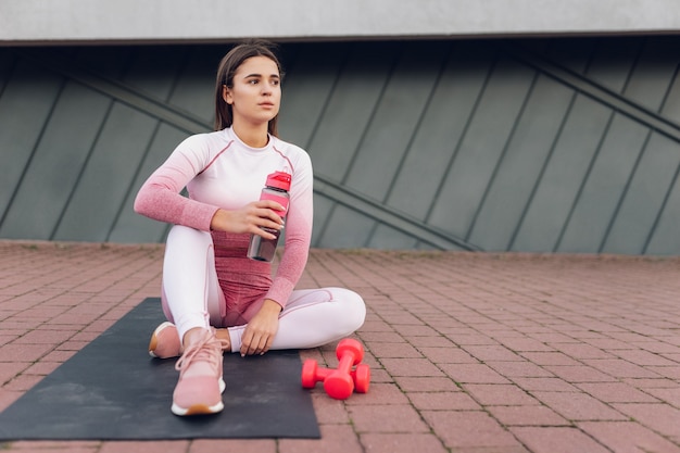 Atleta feminina em repouso após o treino