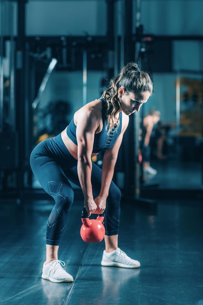 Atleta feminina exercitando com Kettlebell