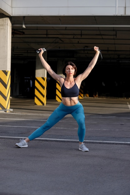 Atleta feminina se exercitando ao ar livre