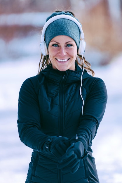 Atleta feminina se exercitando no parque em dia de inverno no parque