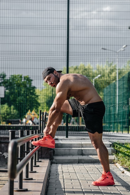 Un atleta de fitness entrena en un campo deportivo. Estilo de vida saludable