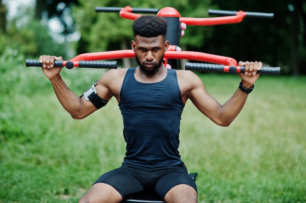 Atleta con funda deportiva para brazo móvil, haciendo ejercicios en la calle simuladores de entrenamiento