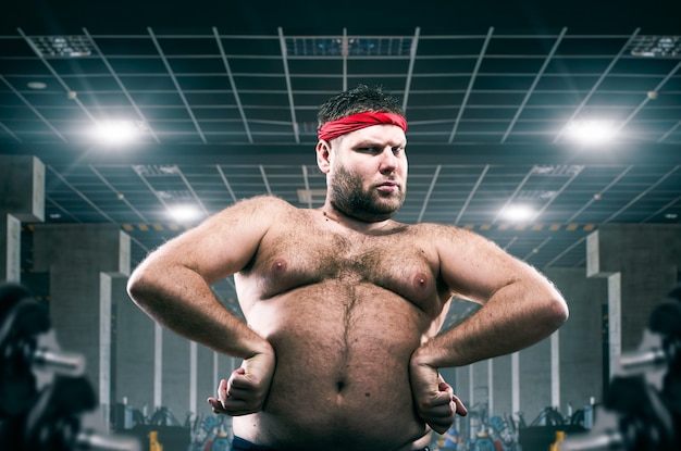 Atleta gordo em treino no clube de fitness, gordura.