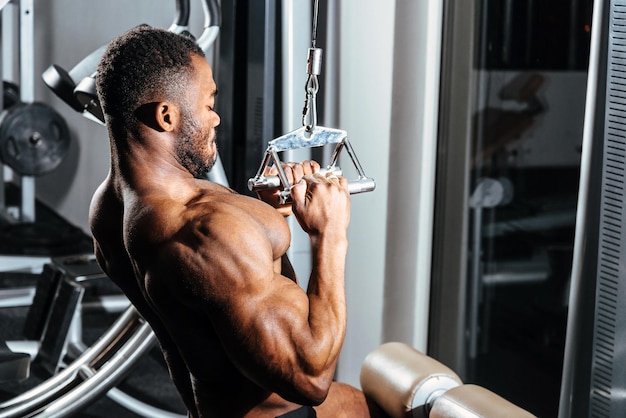 Atleta haciendo ejercicio para la espalda en el simulador