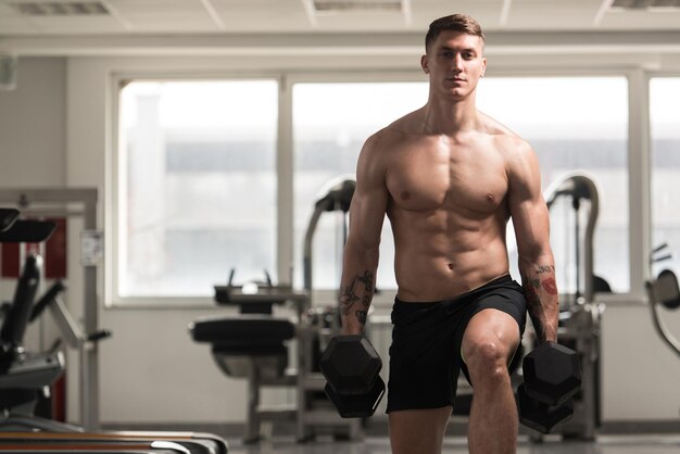 Atleta haciendo ejercicio para piernas con pesas