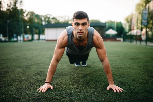 Foto atleta haciendo ejercicio push-up en entrenamiento al aire libre