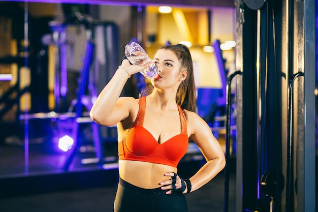 Atleta hermosa chica participa en el gimnasio