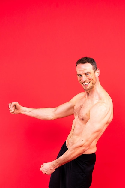 Atleta hombre aislado sobre un fondo blanco rojo negro Motivación de fitness