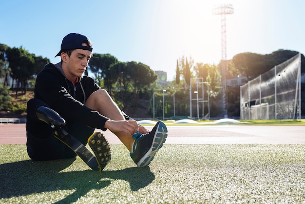 Atleta hombre discapacitado listo para entrenar con prótesis de pierna. Concepto de deporte paralímpico.